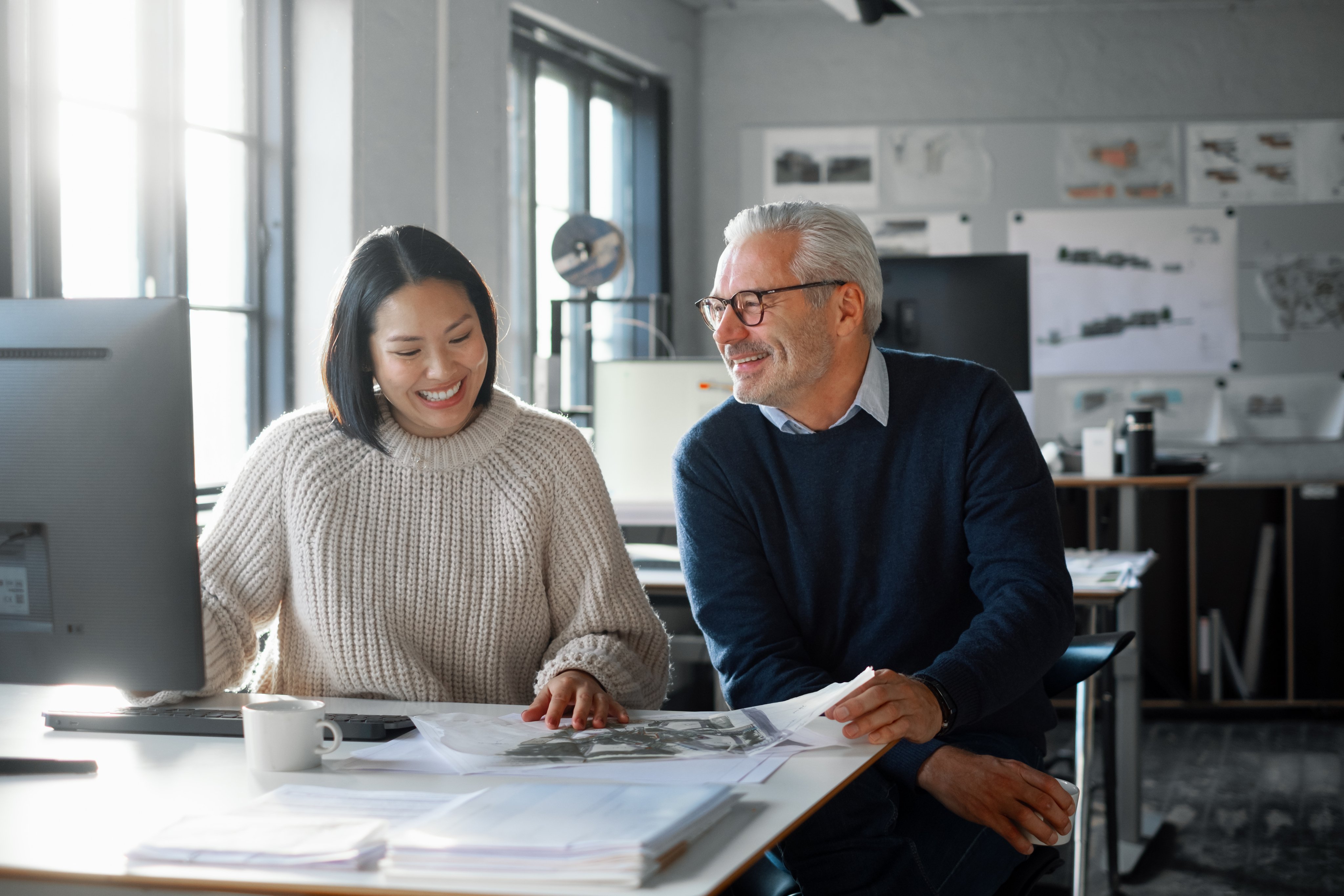 Illustrasjonsfoto nye pensjonsregler. Kollegaer som sitter sammen og jobber.