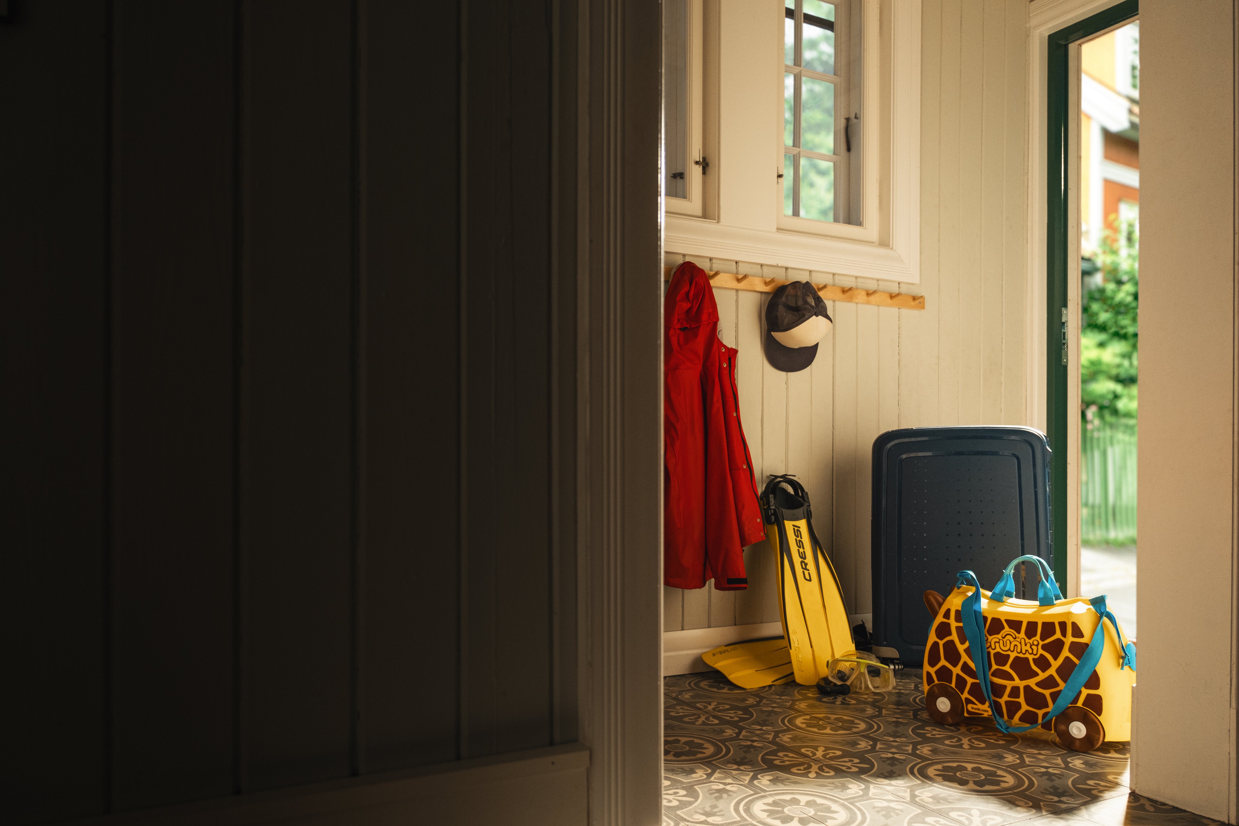 Bagasje står ved en inngangsdør.