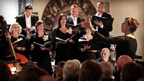 Et kor synger, Er dirigent dirigerer.