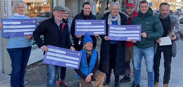 Anita Moen sammen med flere med hver sin gavesjekk