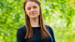 Ingrid Bruun er ute og det er grønne trær i bakgrunnen.