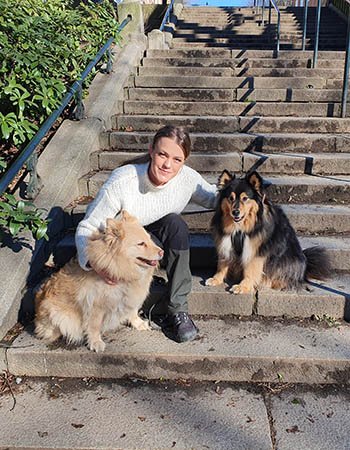 Ida Østgård og to hunder