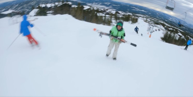 To som står på slalåm.