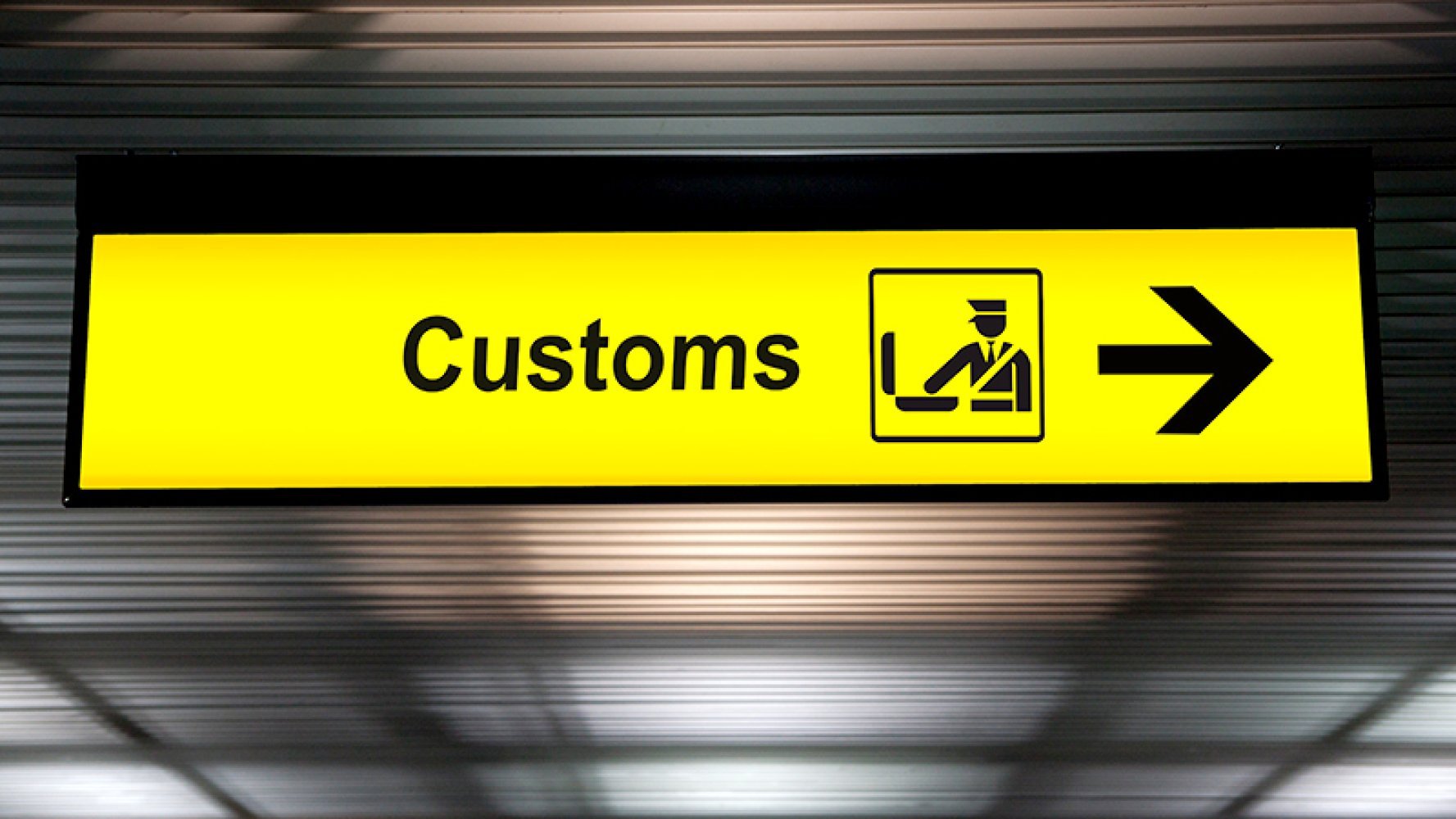 Skilt på flyplass med teksten "Customs".