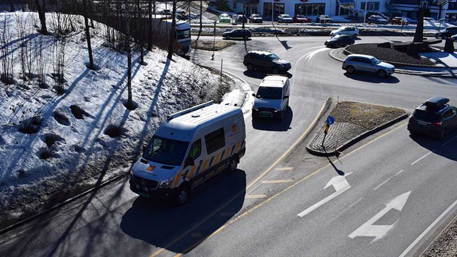Tungt traffikert rundkjøring med to filer.