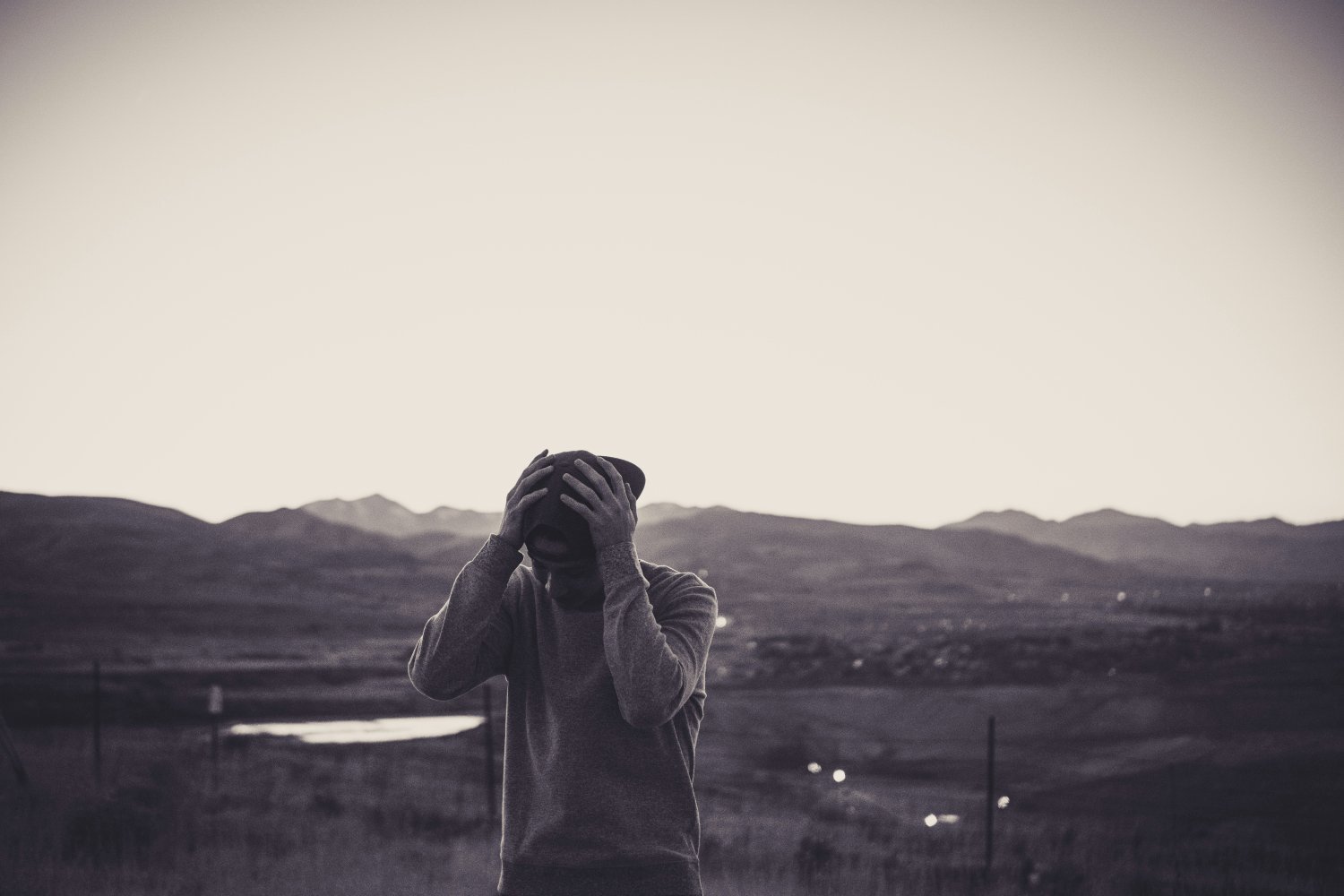 Svart-hvitt bilde av en ung gutt med caps