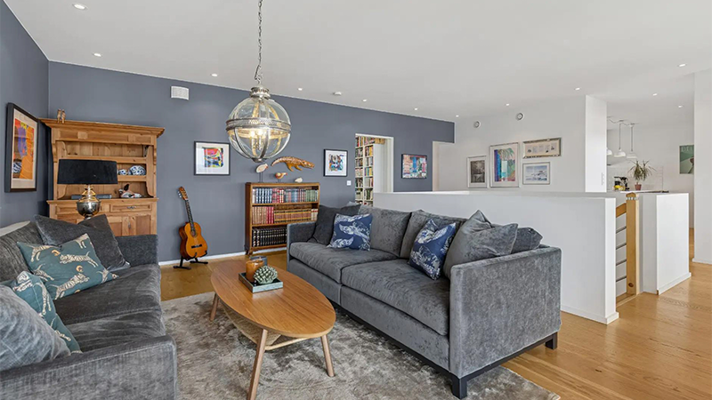 En stue i en liten leilighet.