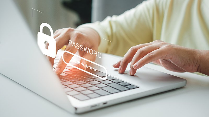 To hender på et tastatur med en grafikk av et passordfelt svevende midt i bildet