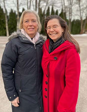 Hilde Trandokken ogg Tone Hansen står ved siden av hverandre.