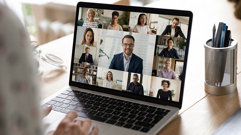 En pc-skjerm med mange møtedeltagere.