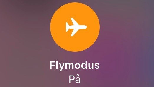 Nærbilde av en flymodusknapp på en mobiltelefonskjerm, hvor flymodus er skrudd på.