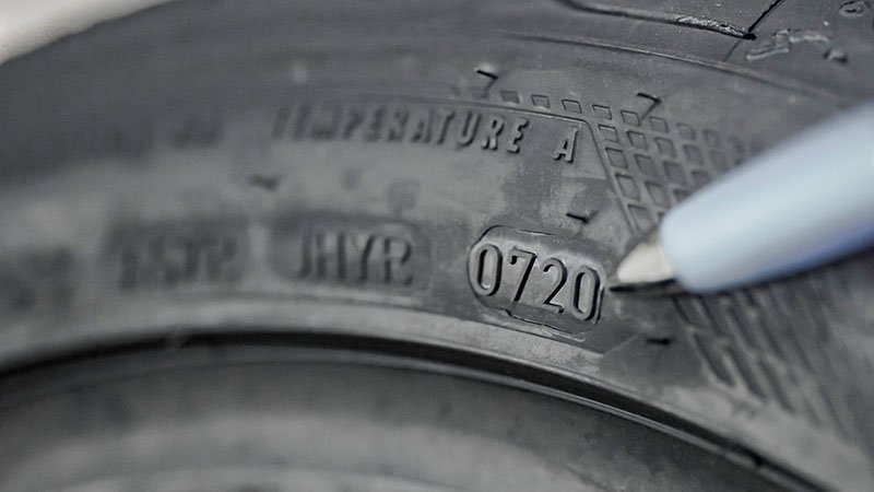 Nærbilde av et bildekk