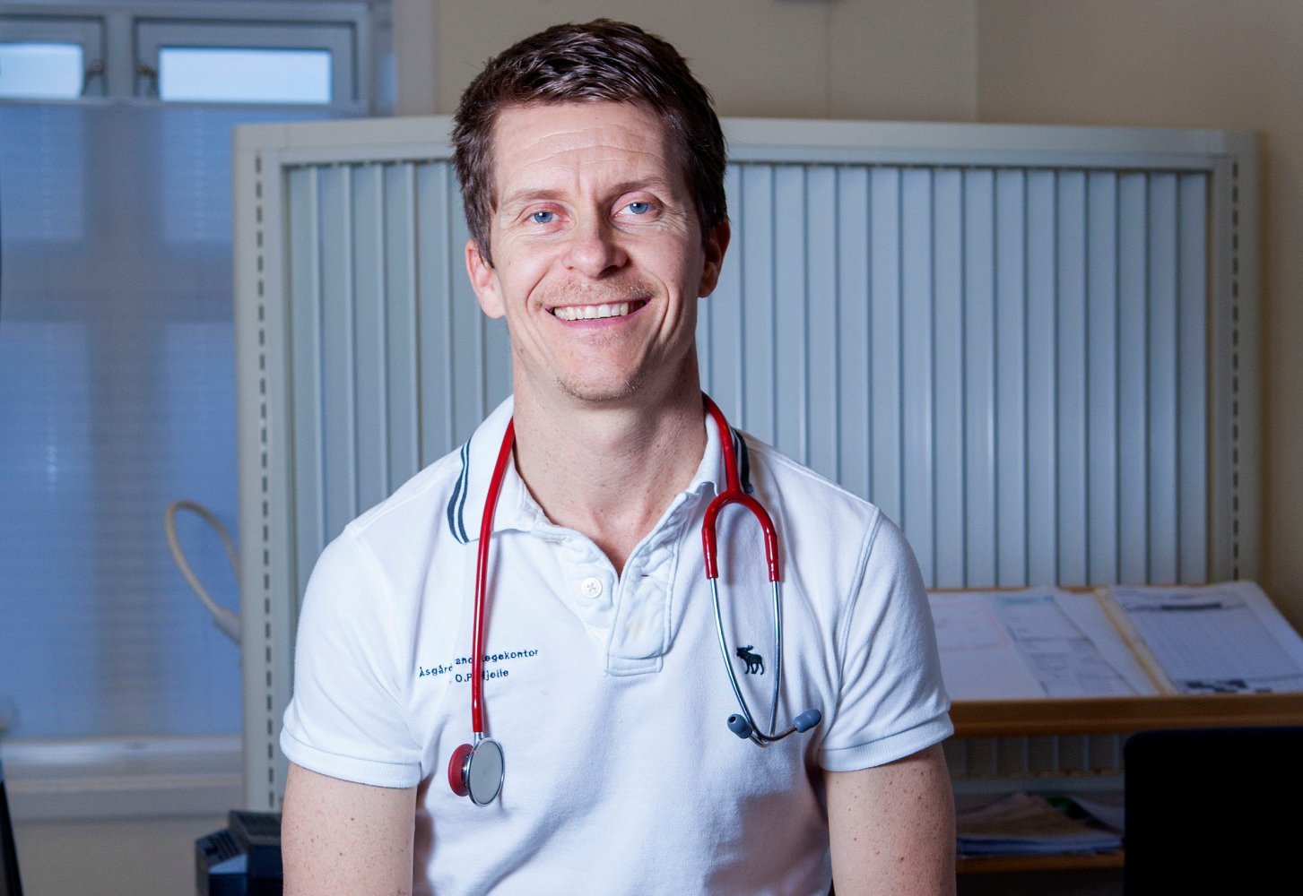 Ole petter Hjelle på legekontoret sitt