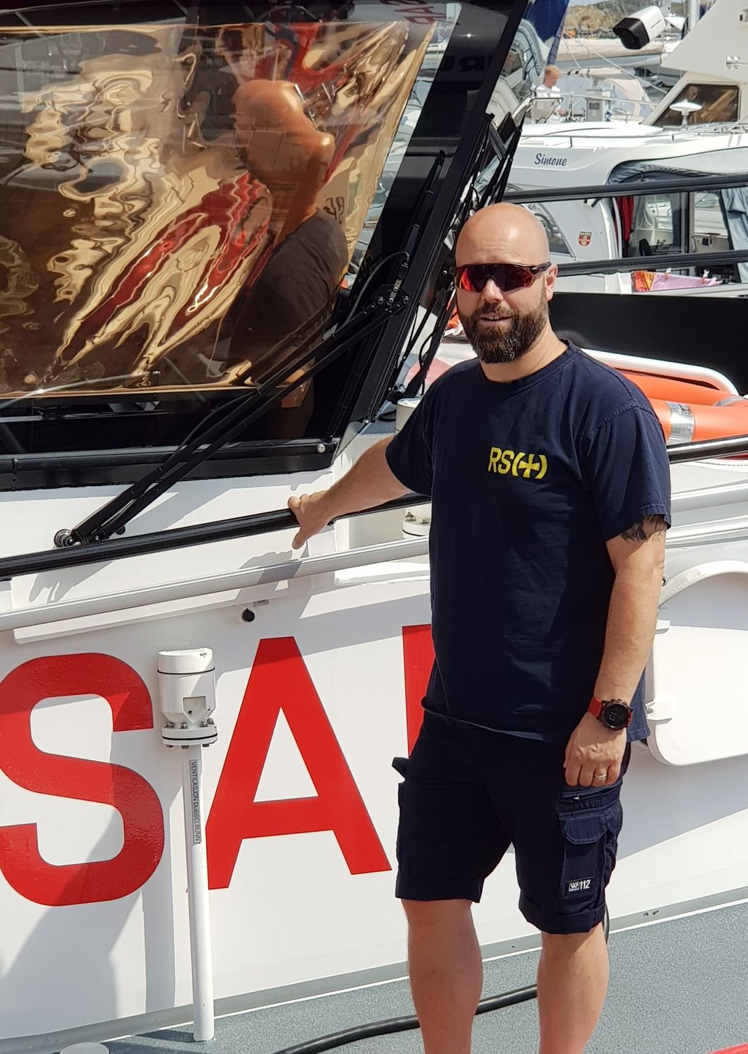 Lars Petter Helminsen stående ved en båt