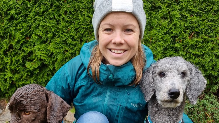Eiril Moen Soltvedt, stipendiat ved NMBU Veterinærhøgskolen, med et par hunder.