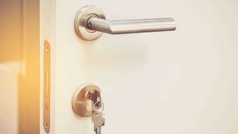 En inngangsdør med nøkkel i seg.