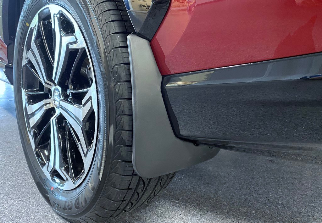 Nærbilde av hjulet på en bil, med skvettlapp påmontert.