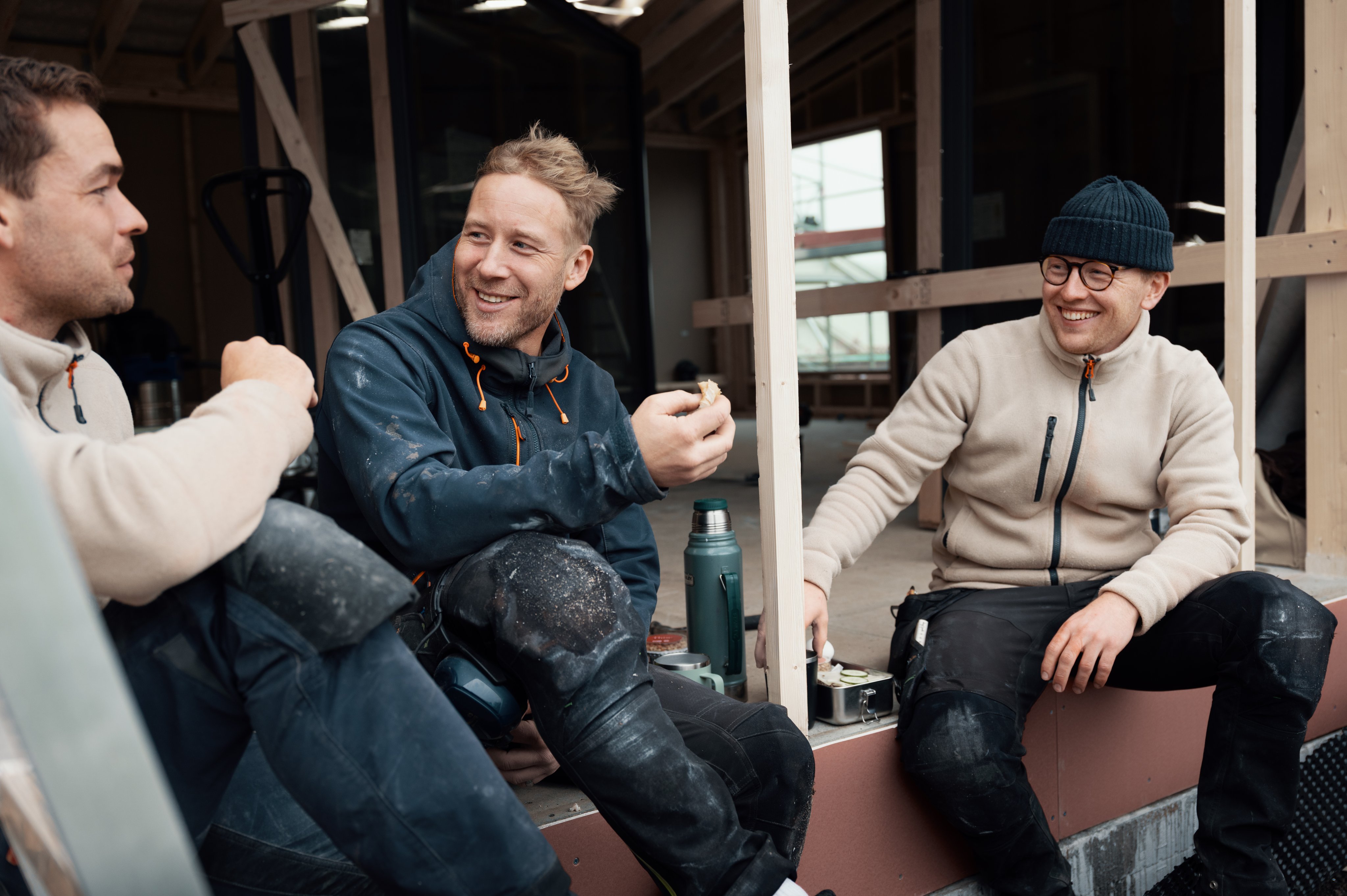 Illustrasjonsfoto beste pensjonssparing. Tre håndverkere som har lunsjpause sammen