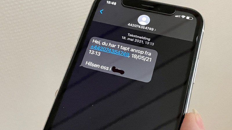Nærbilde av en mobiltelefon, som viser en tekstmelding fra et ukjent nummer. I meldingen står det de har et tapt anrop fra dette nummeret, som starter med +44. 