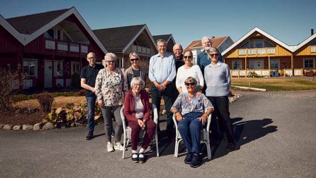 Gruppebilde av 10 pensjonister utenfor et bokollektiv på Hamar