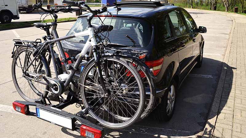 Bil med sykkelstativ og to sykler på - sett bakfra