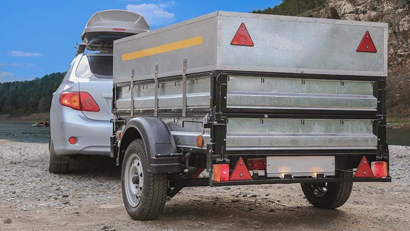 Tilhenger festet til bil sett bakfra