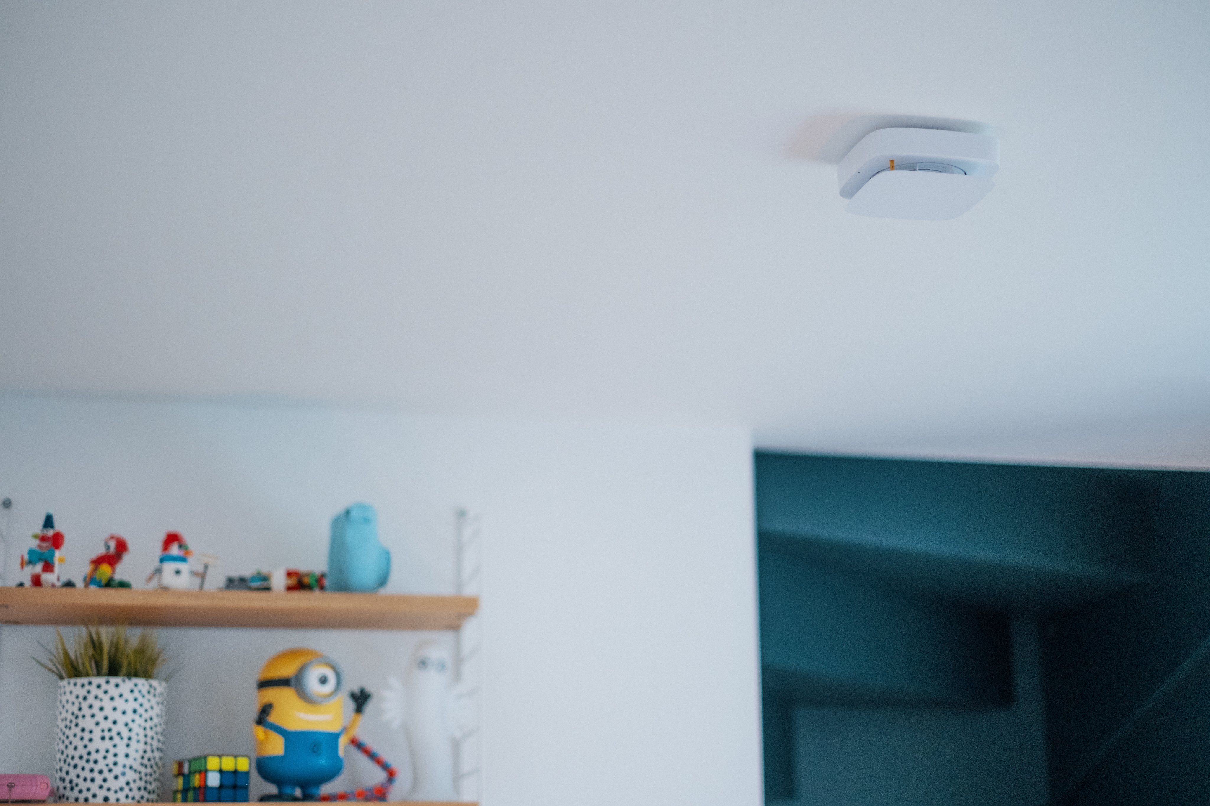 Smart røykvarsler i taket på en stue