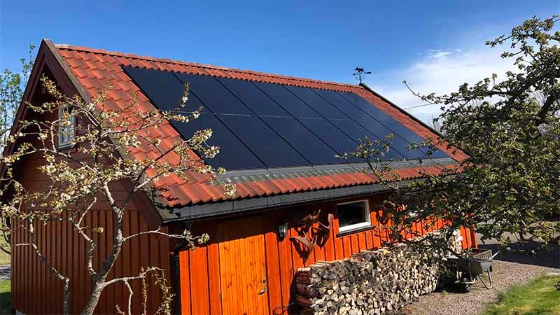 Hytte med solcelleanlegg på taket.