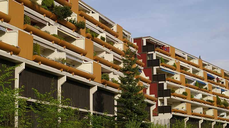 Gule terasseleiligheter fra syttitallet.