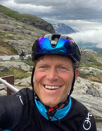 Ola G. Bustad på skykkeltur ved Trollstigen.