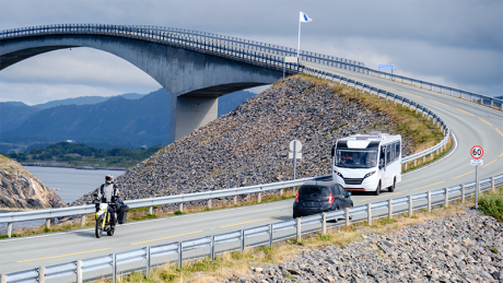 En bil, en bobil og en motorsykkel på Atlanterhavsveien.