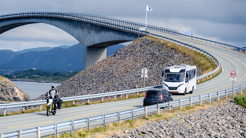 En bil, en bobil og en motorsykkel på Atlanterhavsveien.
