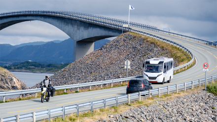 En bil, en bobil og en motorsykkel på Atlanterhavsveien.
