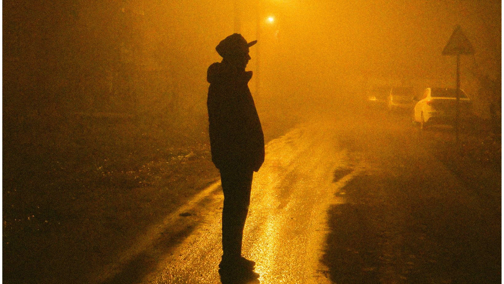 Siluetten av et menneske foran gatelys.