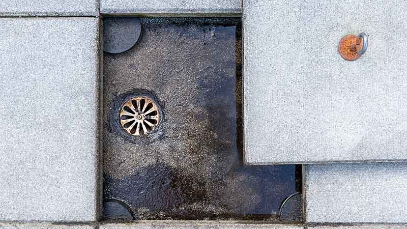 Lokket er fjernet fra sluket på balkongen.