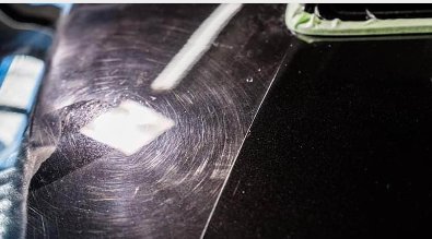 Før- og etterbilde av polert lakk der før-bildet er ripete