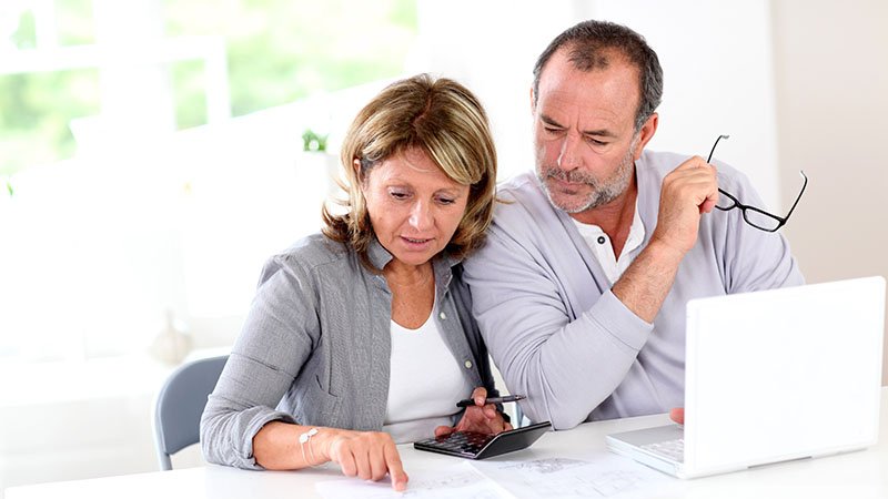 Et voksent par diskuterer teksten på et papir.