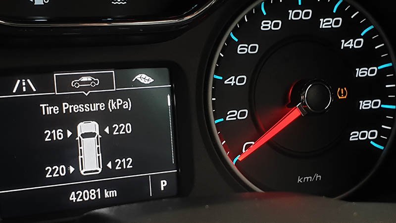 Bilens instrumentpanel som viser dekktrykk og varsellampe for lavt trykk.