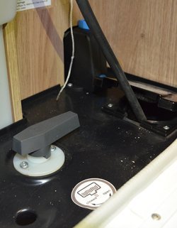 Bildet viser en luke som strømkabelen går gjennom, inne i bobilen.