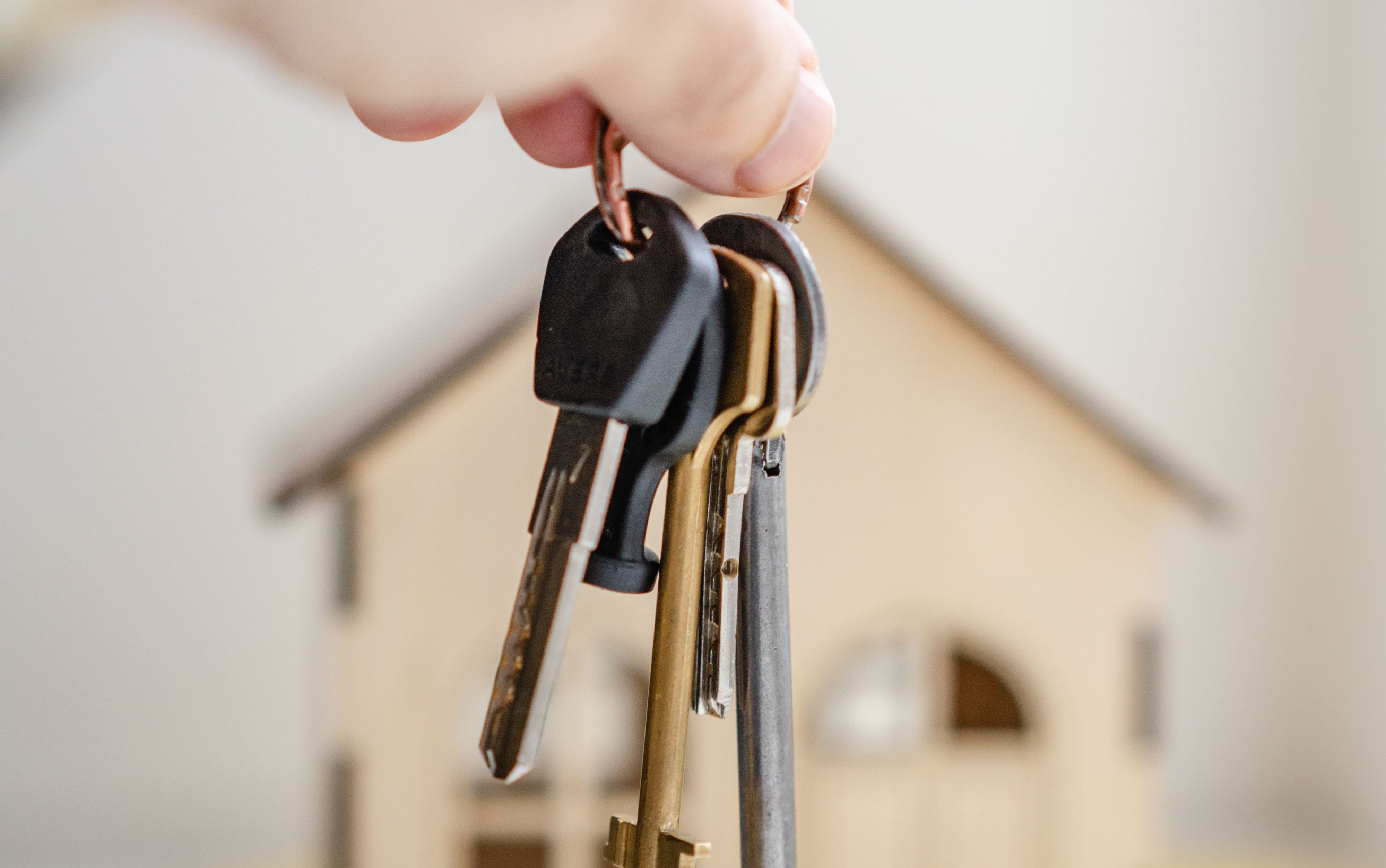 Nærbilde av fingre som holder et nøkkelknippe.