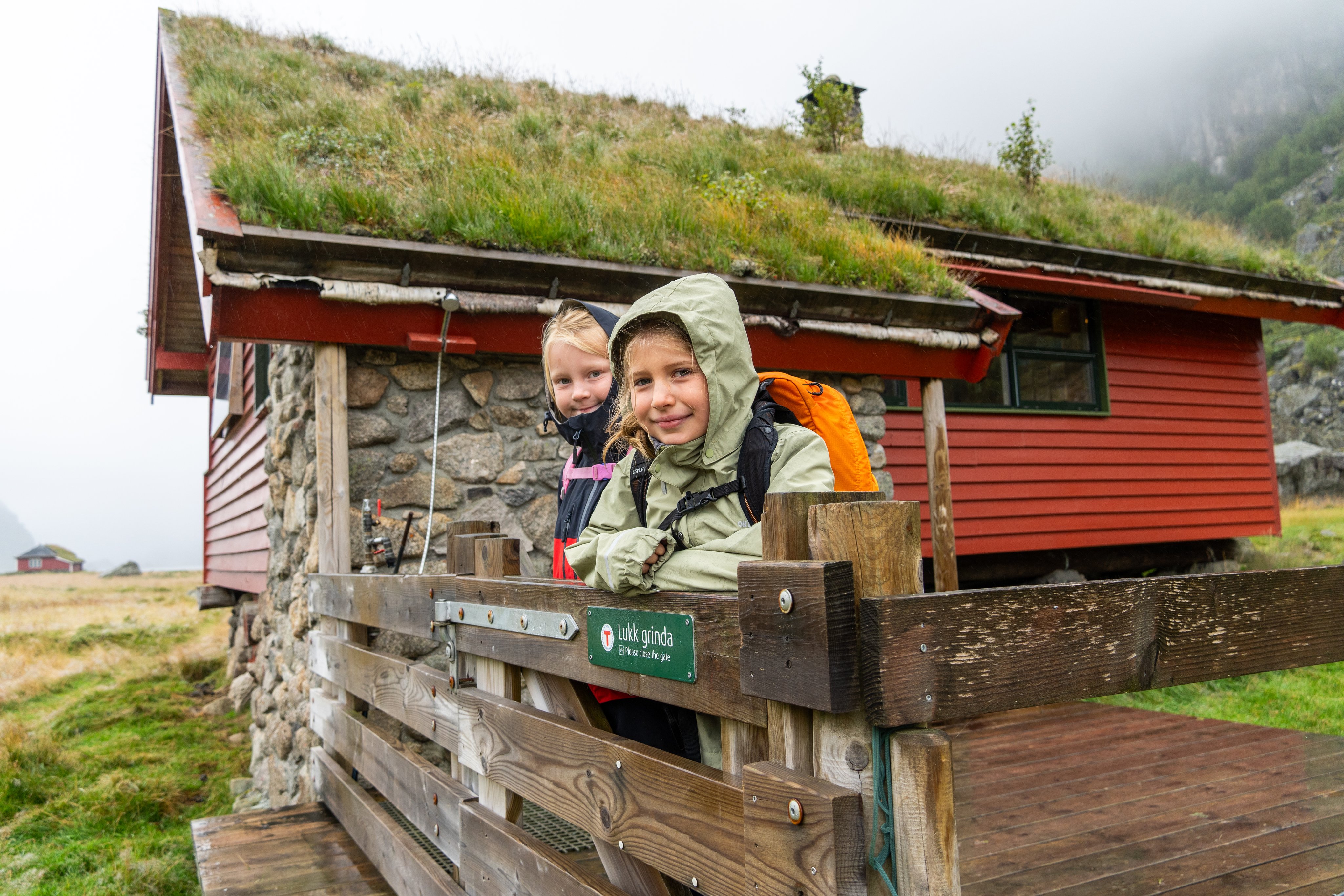 To barn i turklær står utenfor DNT-hytta i Viglesdalen i Ryfylke