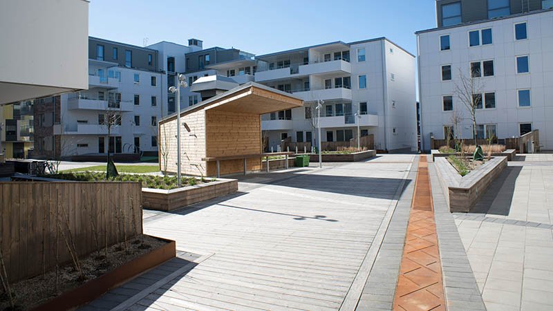 En bakgård i et nybygget borettslag.