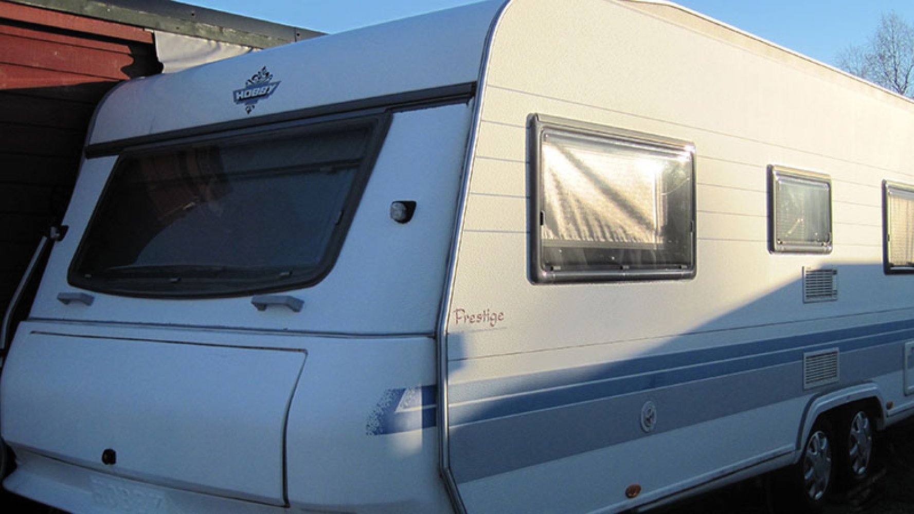 En campingvogn står til lagring.