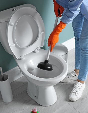 Klosettpumpen fjerner proppen