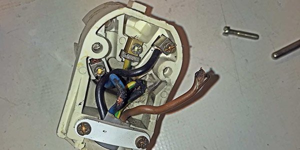 BRANNFARLIG: Slik ble resultatet av at ledningene i støpselet var festet for dårlig.