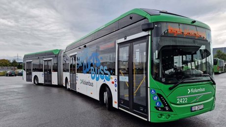  Leddbuss står parkert på asfalt.