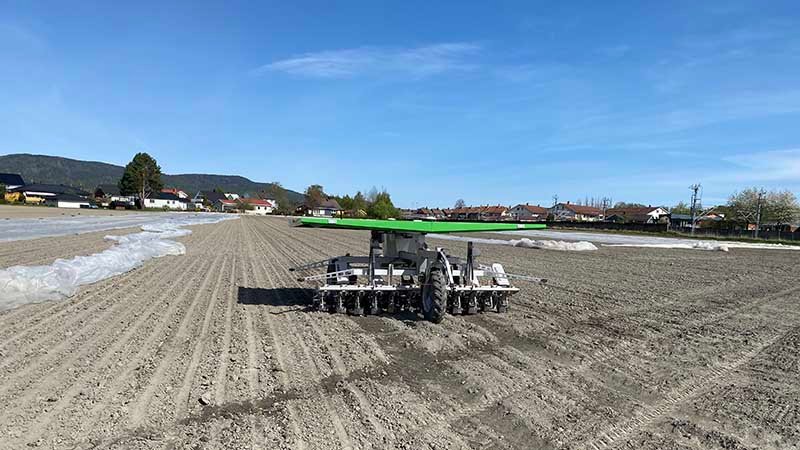 Autonom landbruksrobot som sår på en åker.