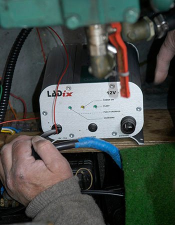 Nærbilde av en batterilader i båt.