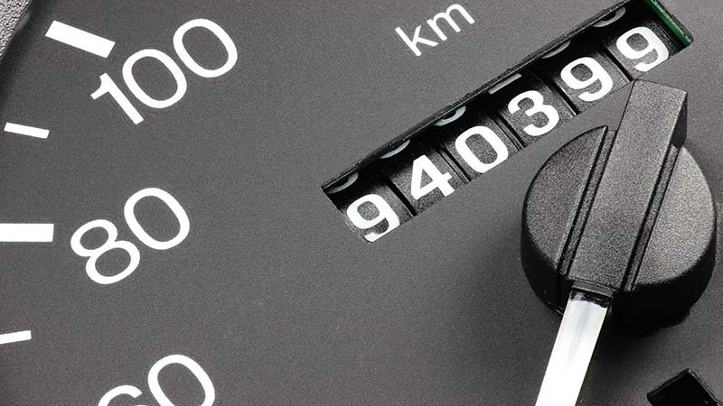 Nærbilde av kilometertelleren på speedometeret på en bil.