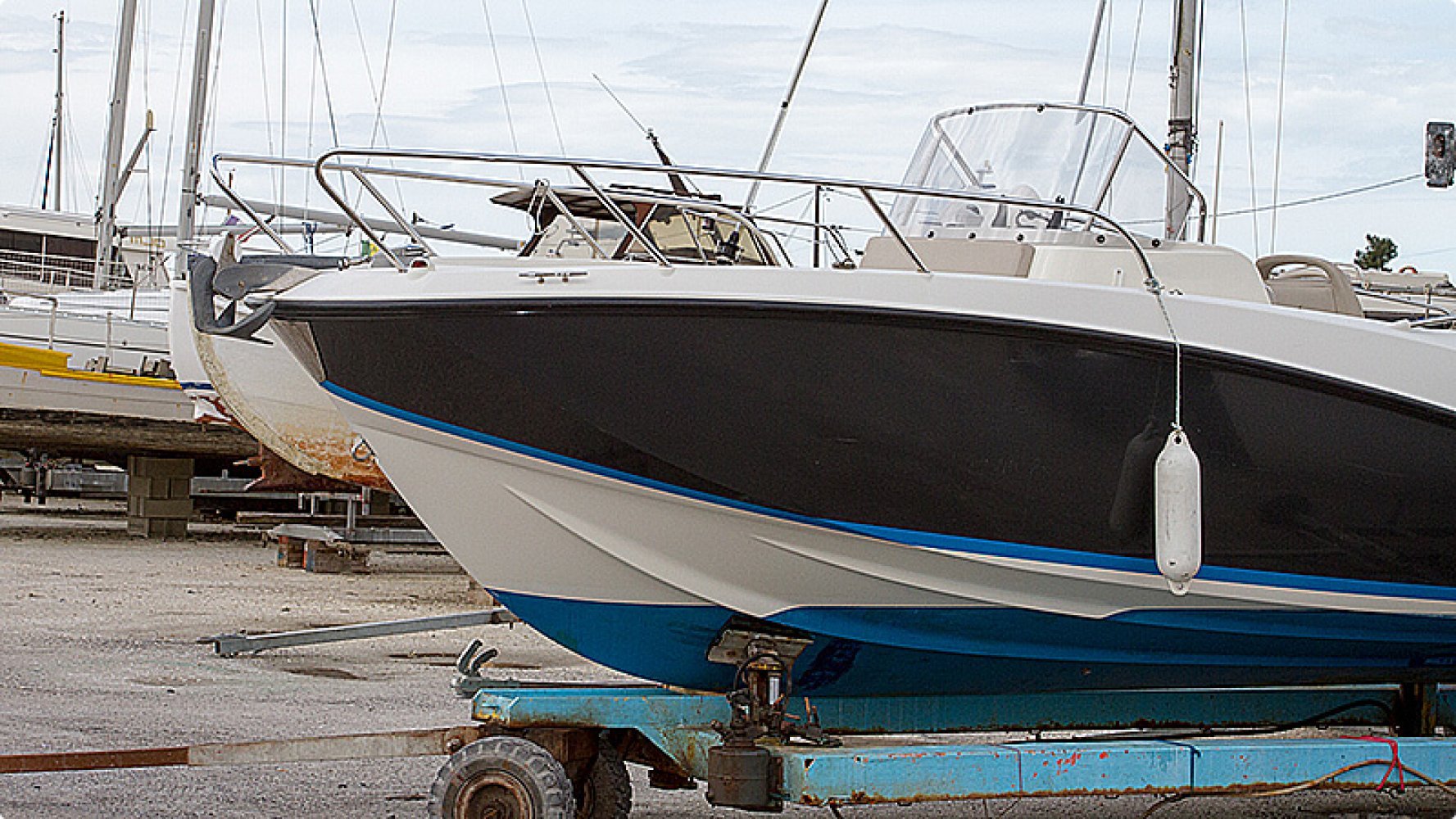 Fritidsbåt stående på henger på land
